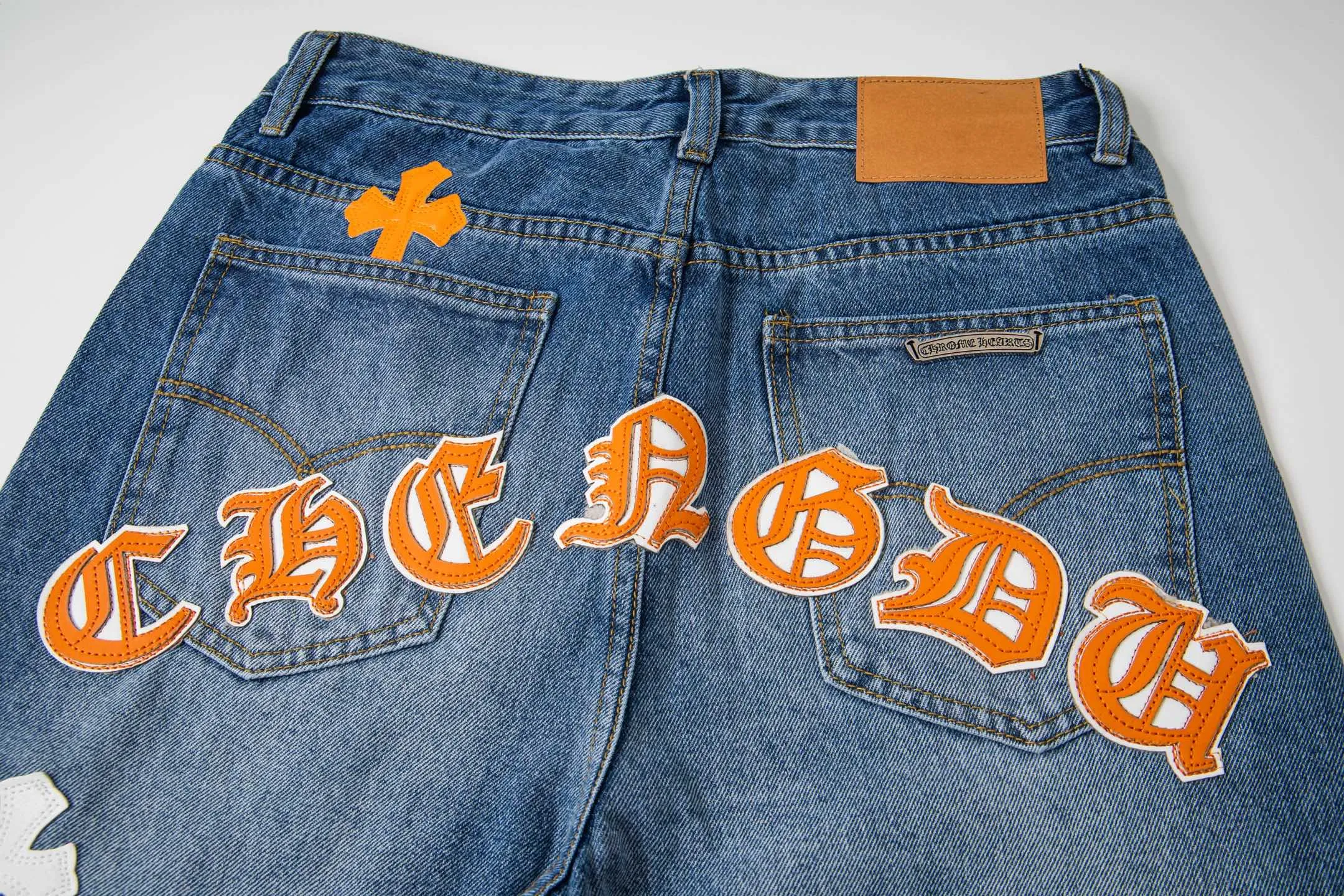 P260 Chrome Hearts light blue pants, Sanskrit yellow and white patchwork leather jeans. CH jeans need to be washed before being dismantled and then hand-stitched with sheepskin cross leather and then spliced ​​together. The whole piece has too many craftsmanship to explain. The patchwork is decorated with cross flowers, and the high-waisted washed jeans! ! Absolutely high-end luxury products, god-level single products and super popular products, made with top heavy industry, a must-see magic weapon. Customized hardware. The fabric is thick and soft after washing. It has good breathability. Customized small leather label. Unique design. The details are simple and elegant, and the workmanship is exquisite. The entire trousers are neatly routed and the details are in place! It’s so cool that both men and women can easily control the genderless trend! Style number: 1804# Color: blue Size: 28 30 32 34